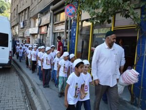 Namaz etkinliğine katılan çocuklardan renkli görüntüler!