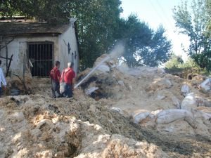 Elektrik tellerinden çıkan kıvılcım 60 ton samanı kül etti