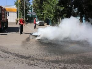 Lastik yakarak elektrik kesintilerini protesto ettiler