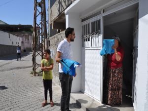 Belediye personeli, kapı kapı dolaşıp çöp poşeti dağıtıyor