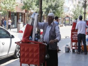 Ekmeğini şerbetten çıkarıyor