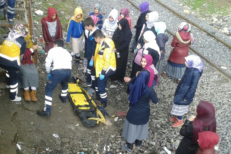 Dengesini kaybeden kız düşerek ayağını kırdı