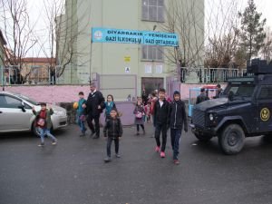 Diyarbakır Yenişehir'de okula bombalı saldırı