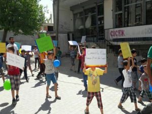 Hani’de çocuklar namaz için yürüdü