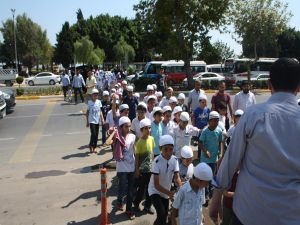 Mersin’de çocuklar namaz için yürüdü