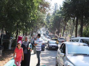 Mezarlıklarda arefe günü yoğunluğu