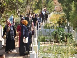 Batmanlılar kabristanda bulunan yakınlarını unutmadı