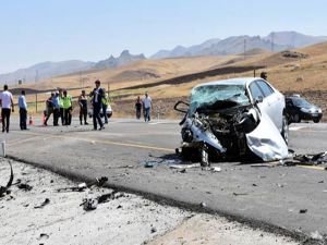 Van katliam gibi kaza! 6 ölü 3 yaralı