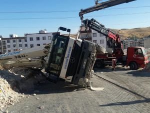 Beton döken kamyon devrildi: Bir yaralı