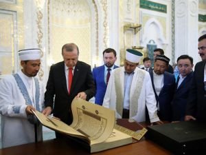 Cumhurbaşkanı Erdoğan, Astana’da Hazreti Sultan Camii'ni ziyaret etti