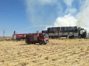 Seyir halindeki atık kağıt yüklü TIR yandı