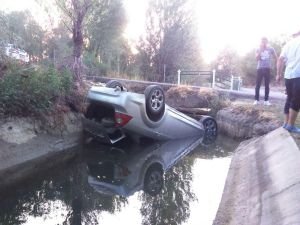 Su kanalına giren otomobildekilerin imdadına çevredekiler yetişti