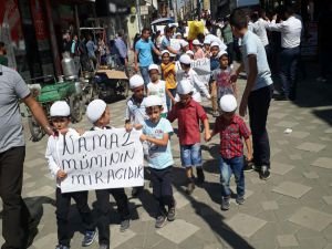 Ağrı'da çocuklar namaz için yürüdü