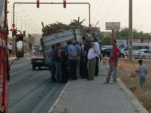 Kamyonet oda başkanlarının bulunduğu araçlara çarptı