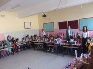 Kozluk Gençlik Merkezinden öğrencilere kırtasiye yardımı