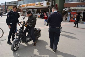 Sen misin kaldırımda bisiklet kullanan?