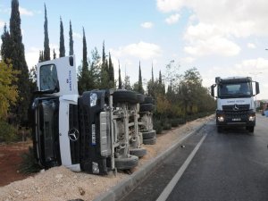 Devrilen beton mikserinden burnu kanamadan kurtuldu