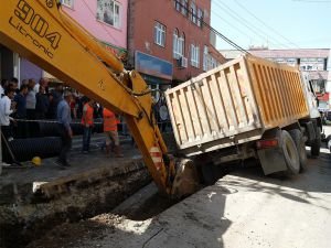 ​Asfalt çökünce hafriyat kamyonu çukura düştü