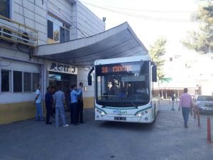 Otobüs şoförü aniden fenalaşan yolcusunu hastaneye götürdü