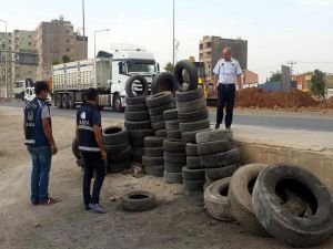 Kaldırım işgali yapan oto lastikler kaldırıldı