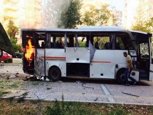 Mersin'de polis servisine bombalı saldırı!