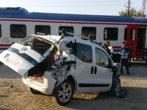 Yolcu treni kamyonete çarptı