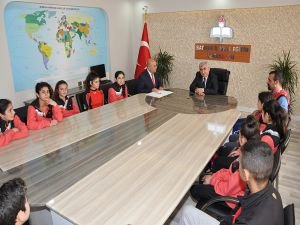 Sporcu öğrenciler Batman MEM Müdürü Aslan’ı ziyaret etti
