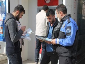 Polis vatandaşları dilenciler konusunda bilgilendirdi