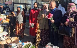 Kazan Belediye Başkanı kadınlara karanfil dağıttı