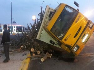 ​Adıyaman’da odun yüklü kamyon devrildi