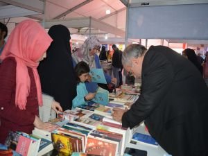 Gönül: "Kitap fuarları geleneksel hale getirilmeli"