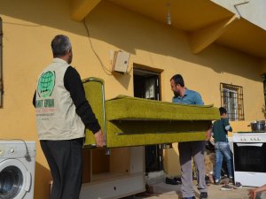 Umut Kervanı'ndan evi yanan aileye yardım