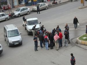 Karşı yönden gelen pikaba çarpan motosikletli ağır yaralandı