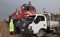 Tren kamyonete çarptı: Biri ağır 2 yaralı