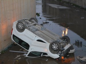 Bariyersiz İluh Deresine bir araç uçtu: 2 yaralı