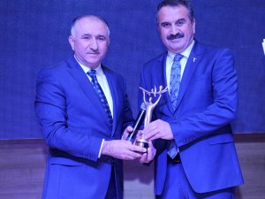 Kadri Gündeş’e Uluslararası Tanıtım Oscarı ödülü