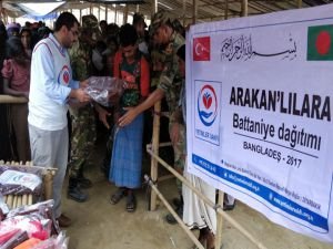 Yetimler Vakfı Arakanlı Müslümanlara battaniye yardımında bulundu