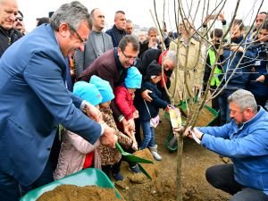 Beylikdüzü'nün çocukları toprağa umut ekti