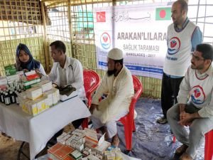 Bangladeş'teki kamplardaki Arakanlılar sağlık taramasından geçirildi