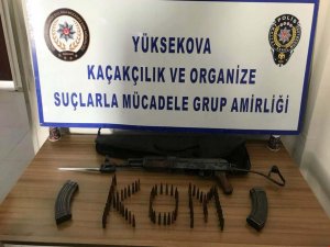 Hakkari'de mühimmat ve kaçak sigara ele geçirildi