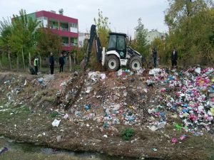 İluh Deresi kenarı temizliendi