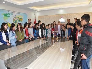 Batman Milli Eğitim Müdürü Aslan, Atatürk Ortaokulu yıldız futbolcularını misafir etti