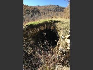 Bitlis'te PKK sığınaklarında çok sayıda yaşam malzemesi ele geçirildi