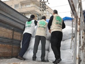 Umut Kervanından depremzedelere battaniye ve un yardımı