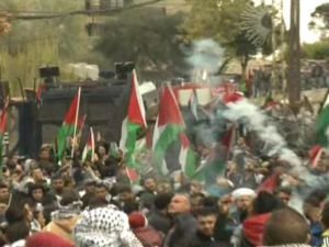 Beyrut'ta protestocular ABD Büyükelçiliği önünde polisle çatıştı