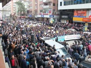 “Müslümanların değerlerine hakaret etmek hakkınızda değildir haddiniz de”