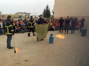 Öğrencilere gerçeği aratmayan yangın tatbikatı