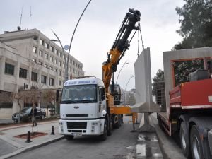 Batman Belediyesi hizmet binası önündeki beton bloklar kaldırıldı