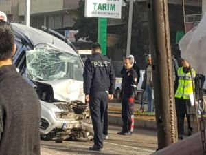 Işıklarda bekleyen otomobile arkadan gelen araç çarptı!