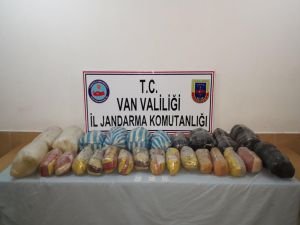 Van''da bir araçta yapılan aramada 96 kilo esrar ele geçirildi